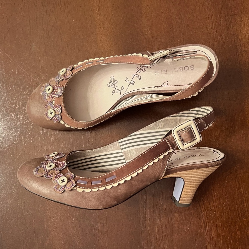 Bobbi Blu “Delora” Brown Button Flower Slingback Heels - Women’s Size 9.5